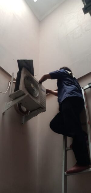Perbedaan Antara Cuci AC Rutin dan Overhaul AC