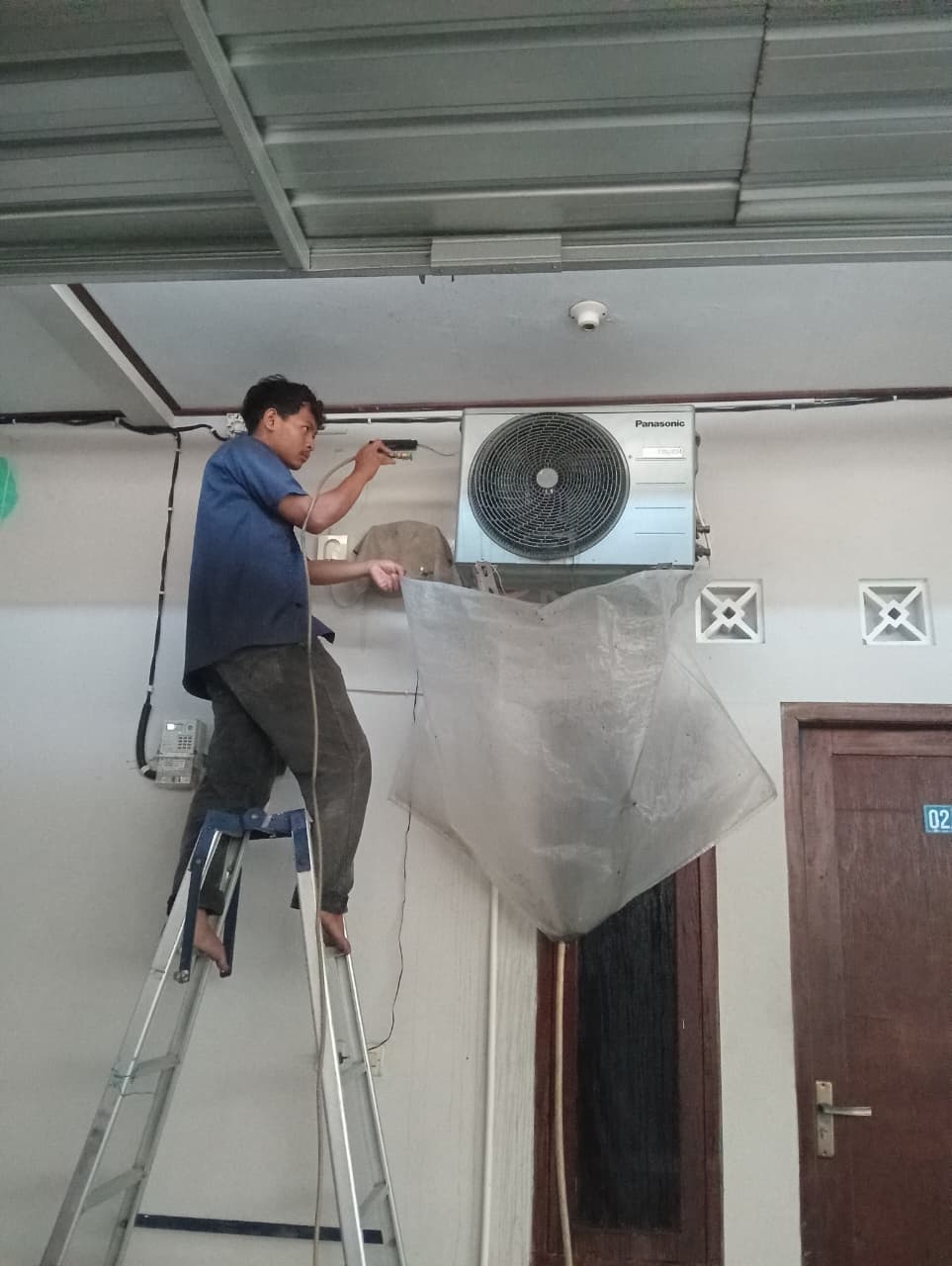 Teknisi RAFA AC melakukan service AC Jogja