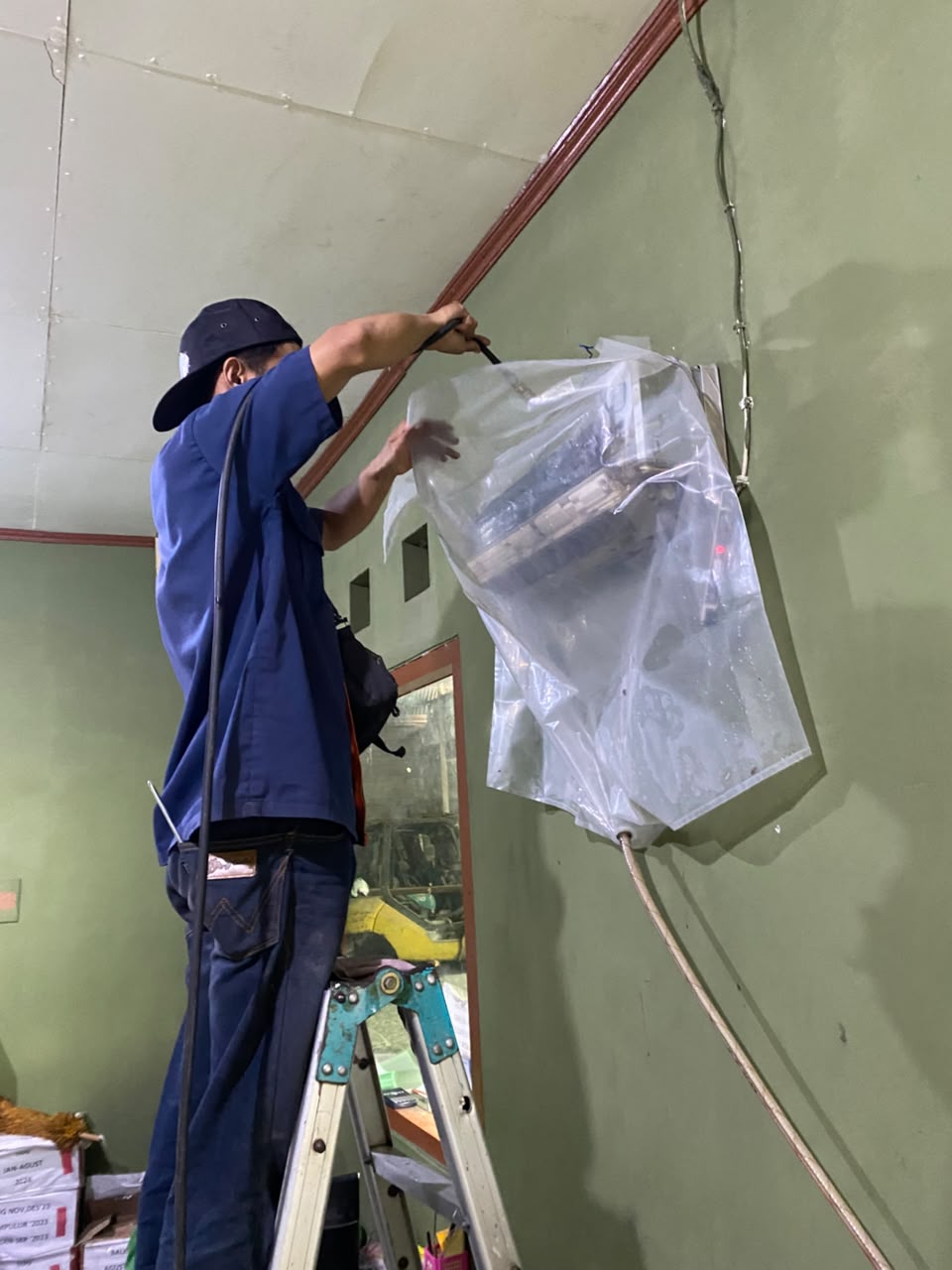 Teknisi RAFA AC memeriksa unit AC yang kurang dingin di Jogja